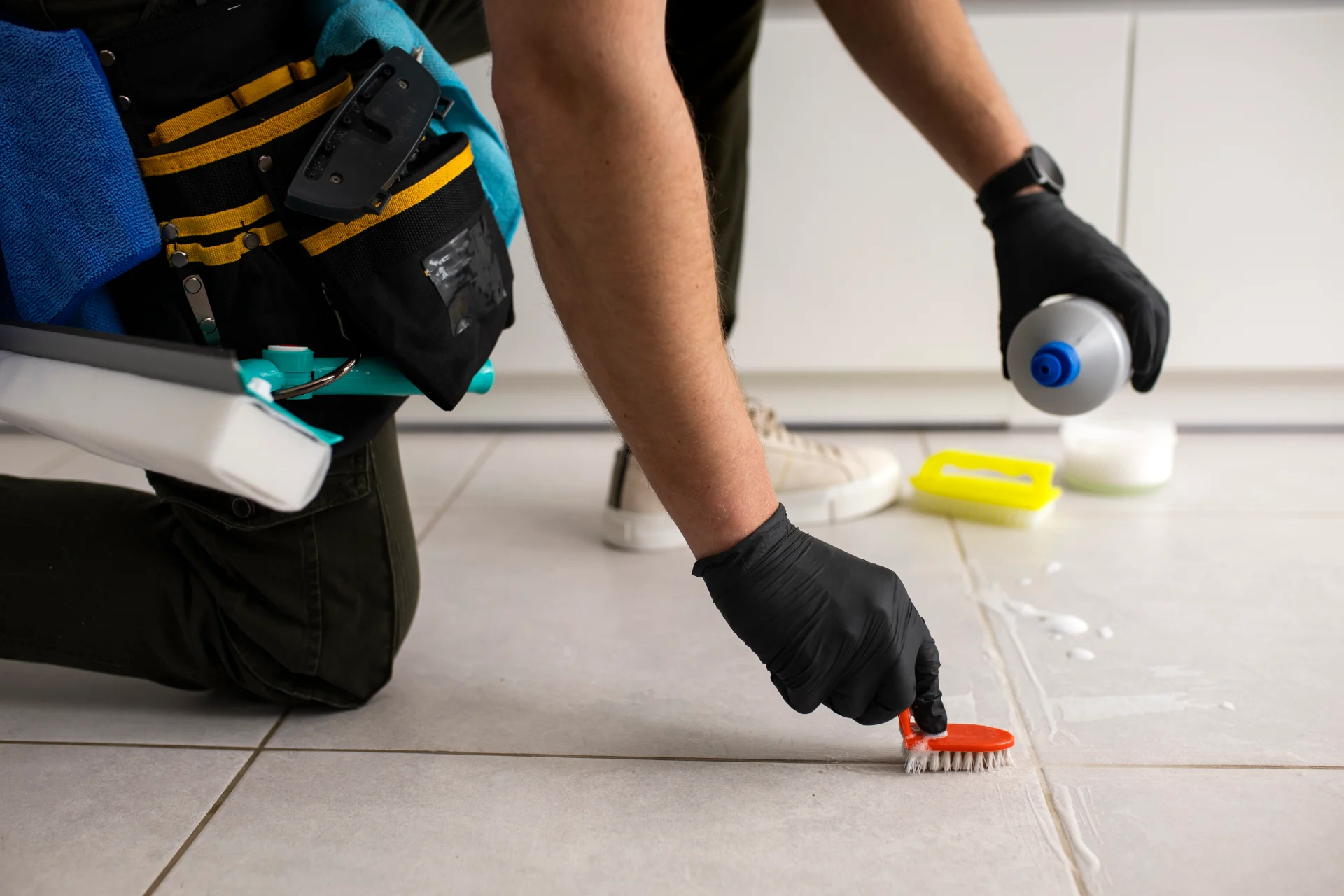técnico de limpeza a limpar junta de azulejos